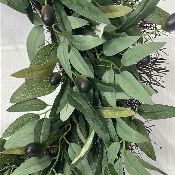 Lush Green Olive Wreath with Natural Elegance - Picture 2 of 3
